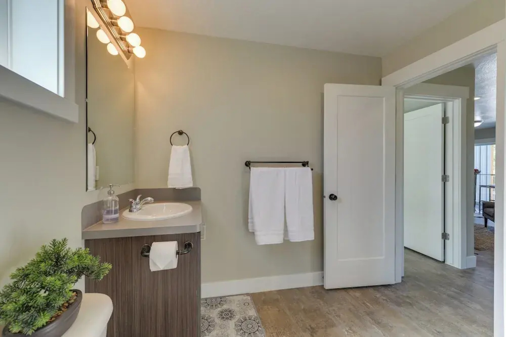 Modern Apt - 7 Mi to St. Anthony Sand Dunes!