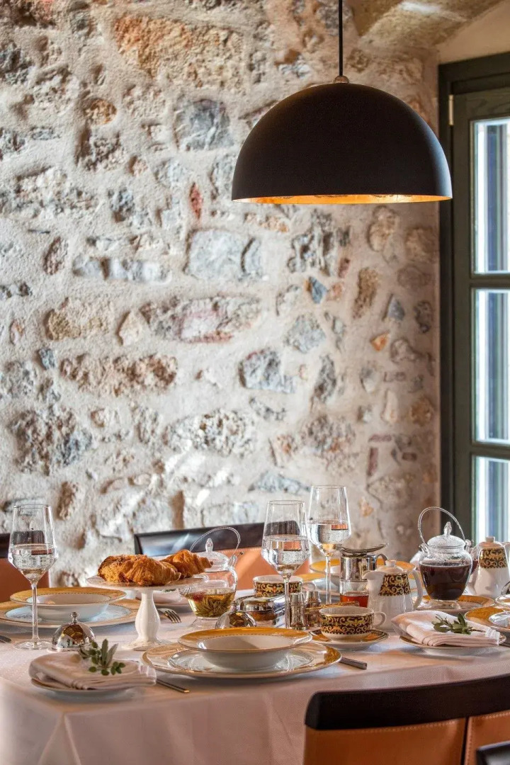 Moni Emvasis Luxury Suites