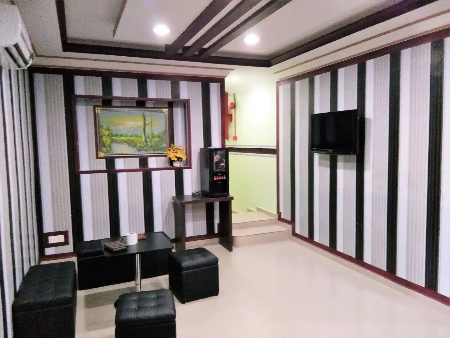OYO 89407 EZI Hotel