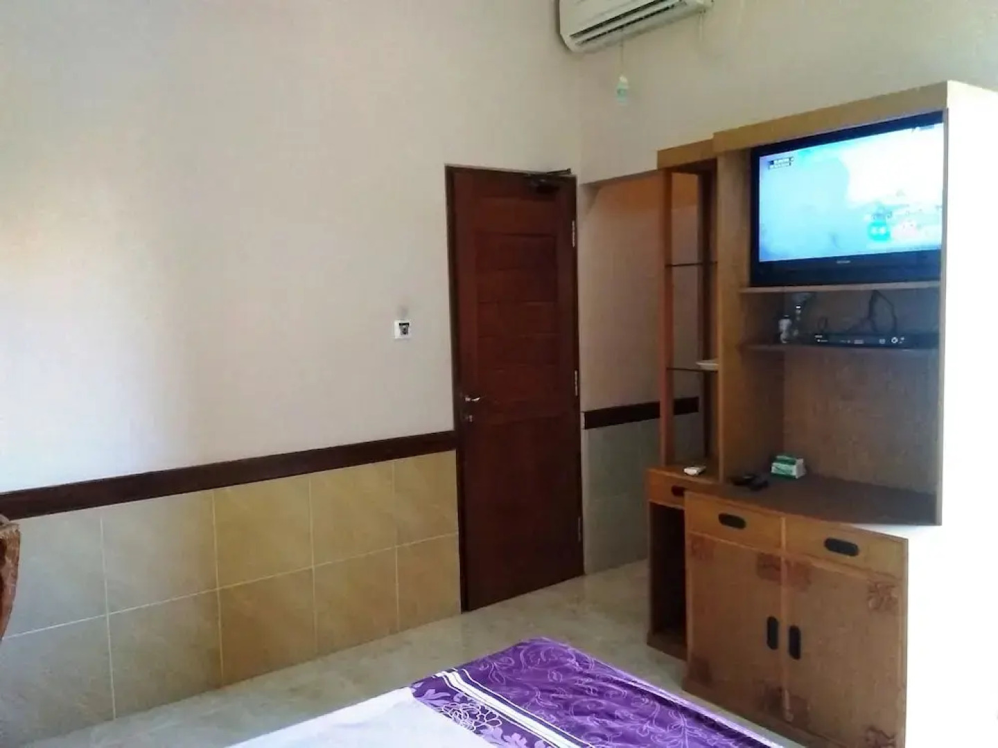 A Very Nice Cozy Family Home With 2 Floors, Fully Furnished.