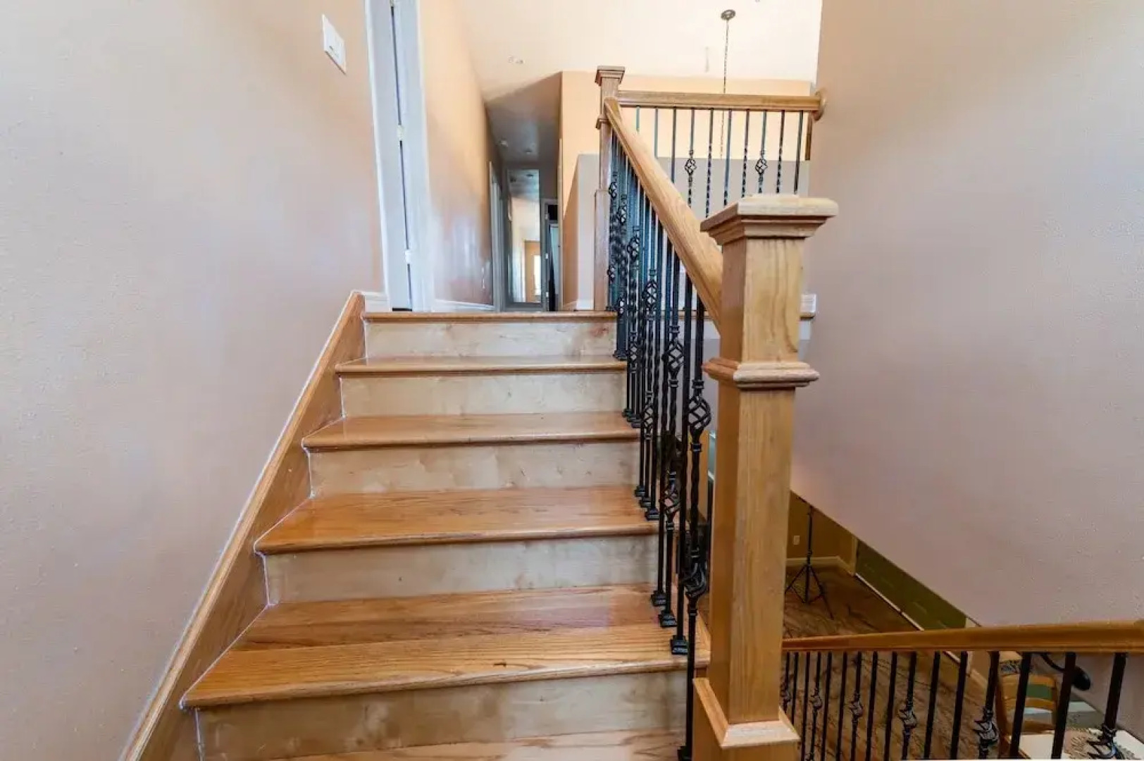 Chic Renovated Oasis: Disney & Universal Nearby 4 Bedroom Home by RedAwning