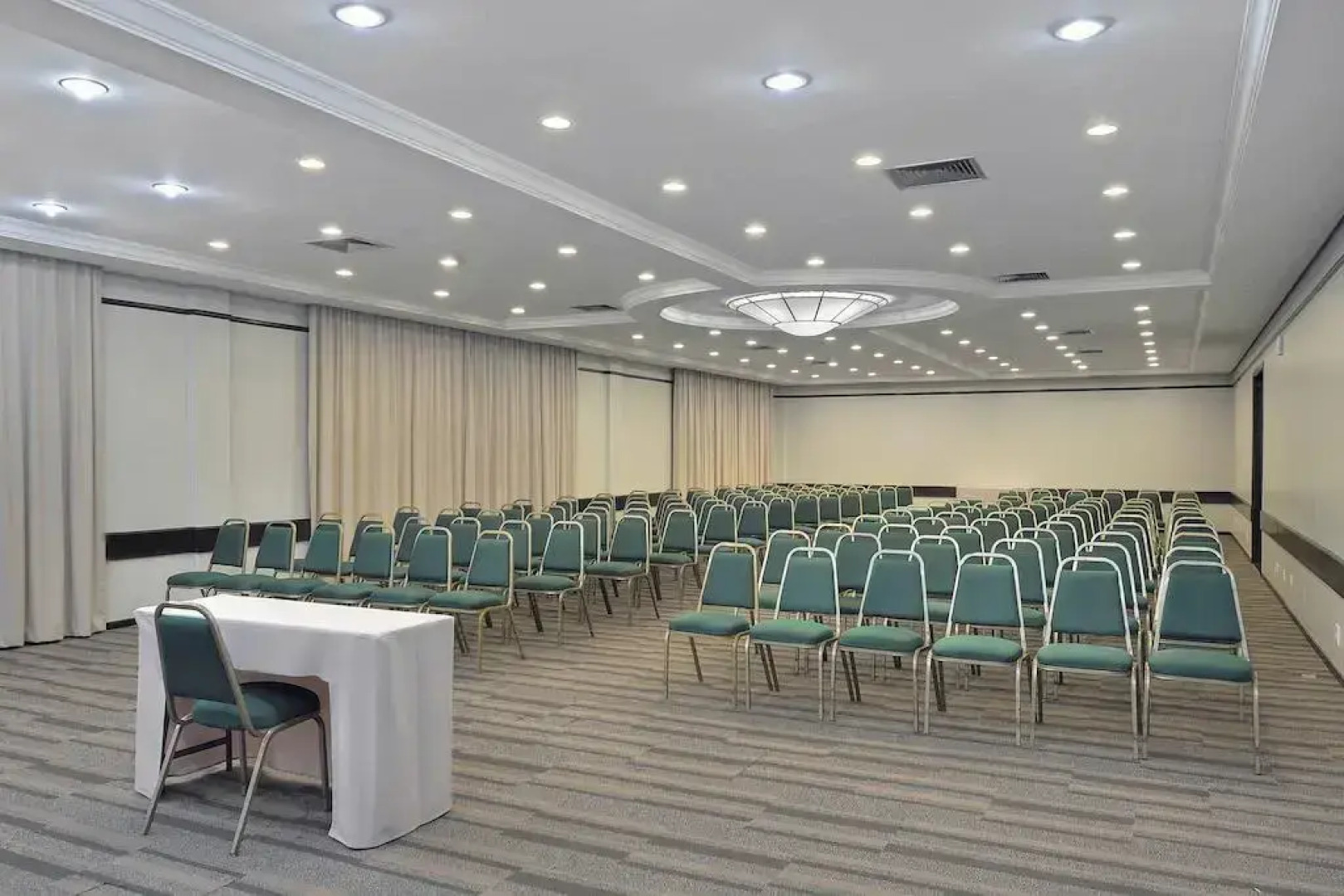 Hotel Deville Business Maringá