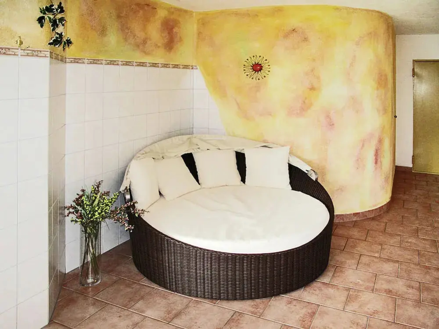Spacious Holiday Home With Balcony, Sauna, Parking