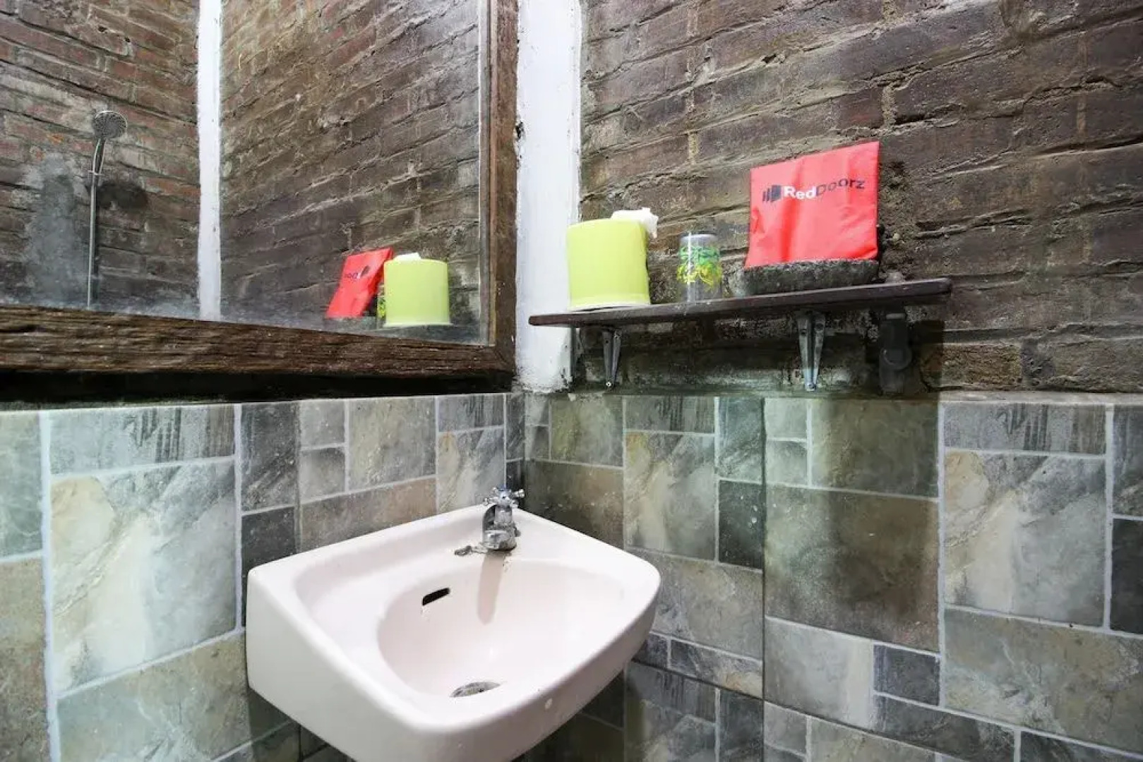 RedDoorz near Rumah Sakit Wirosaban