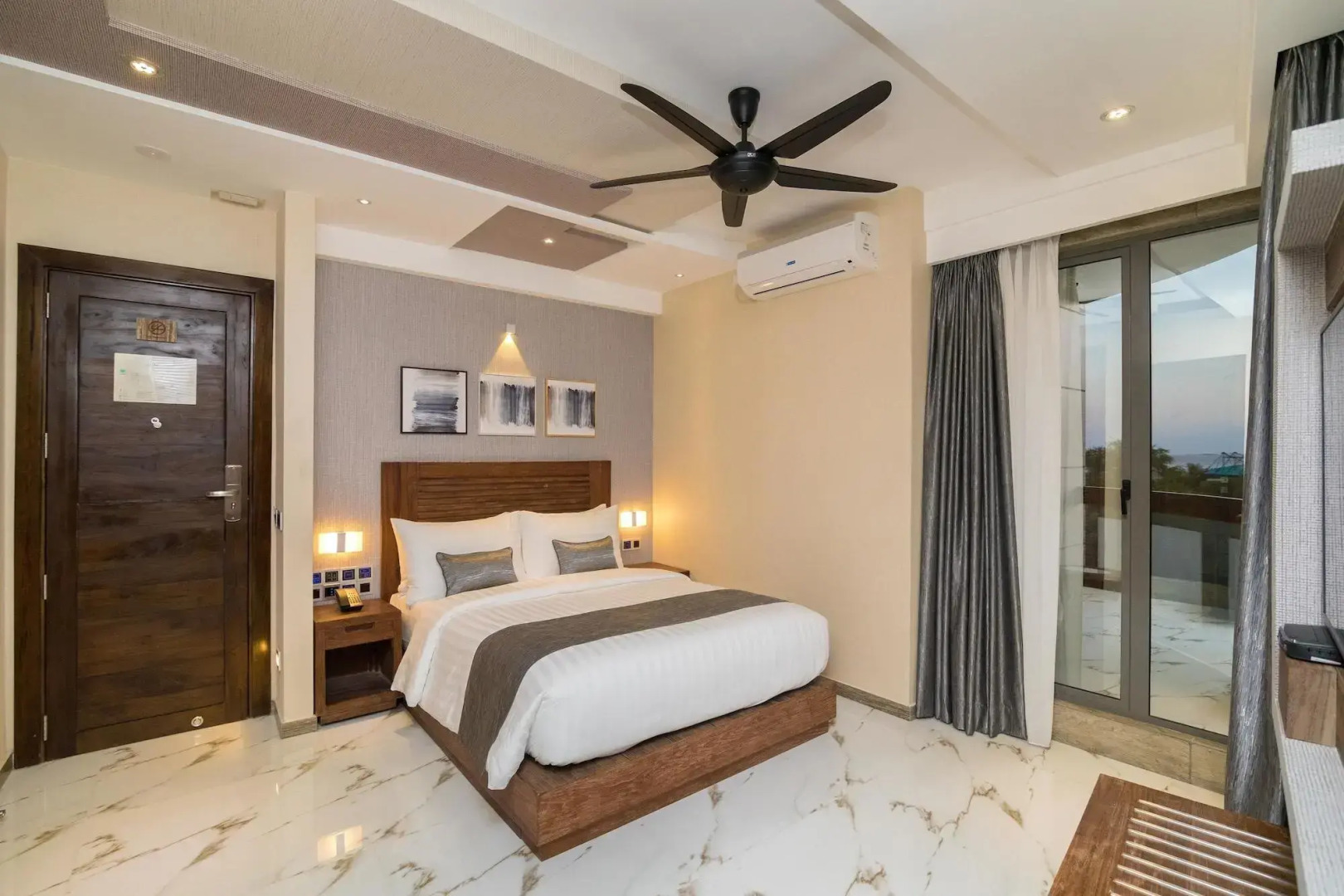 Отель Samann Grand