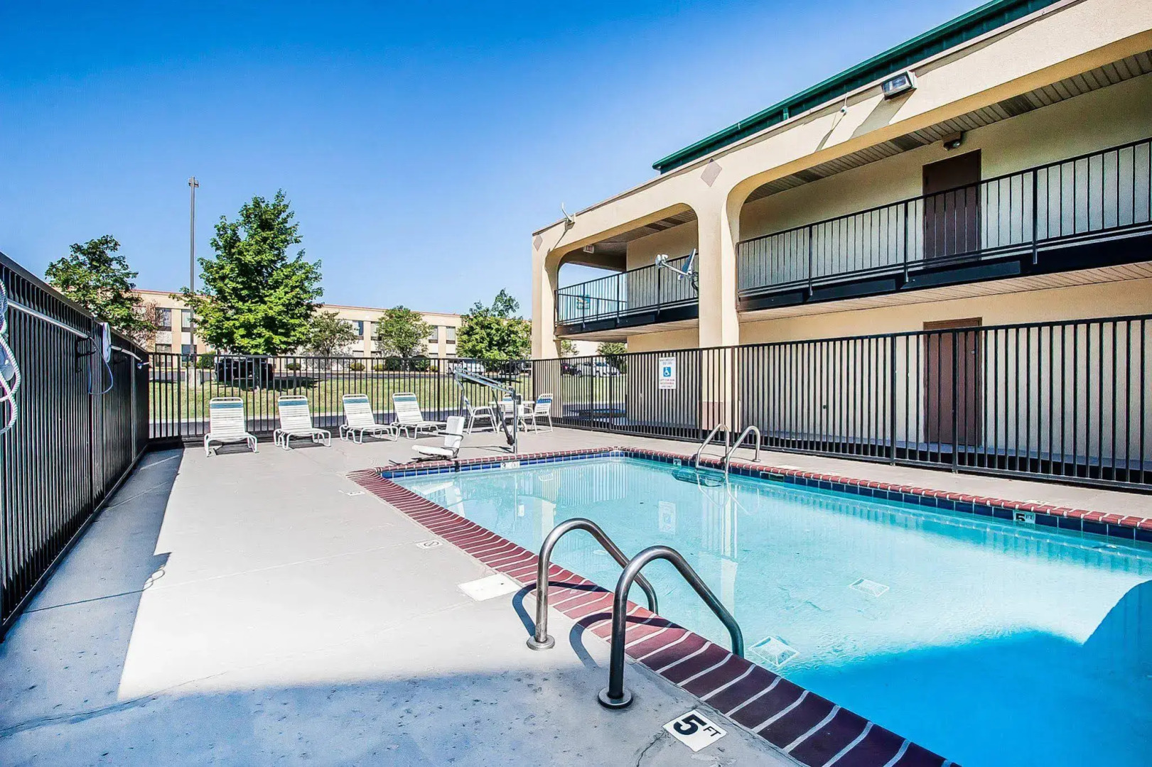 Econo Lodge Inn & Suites Southeast