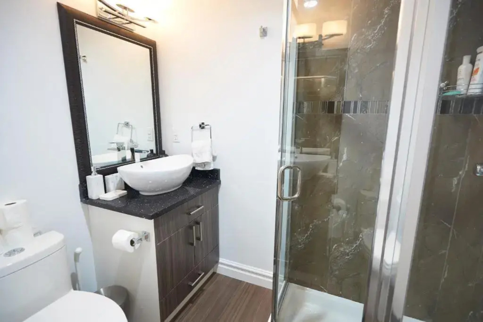 Beautiful Modern Suite