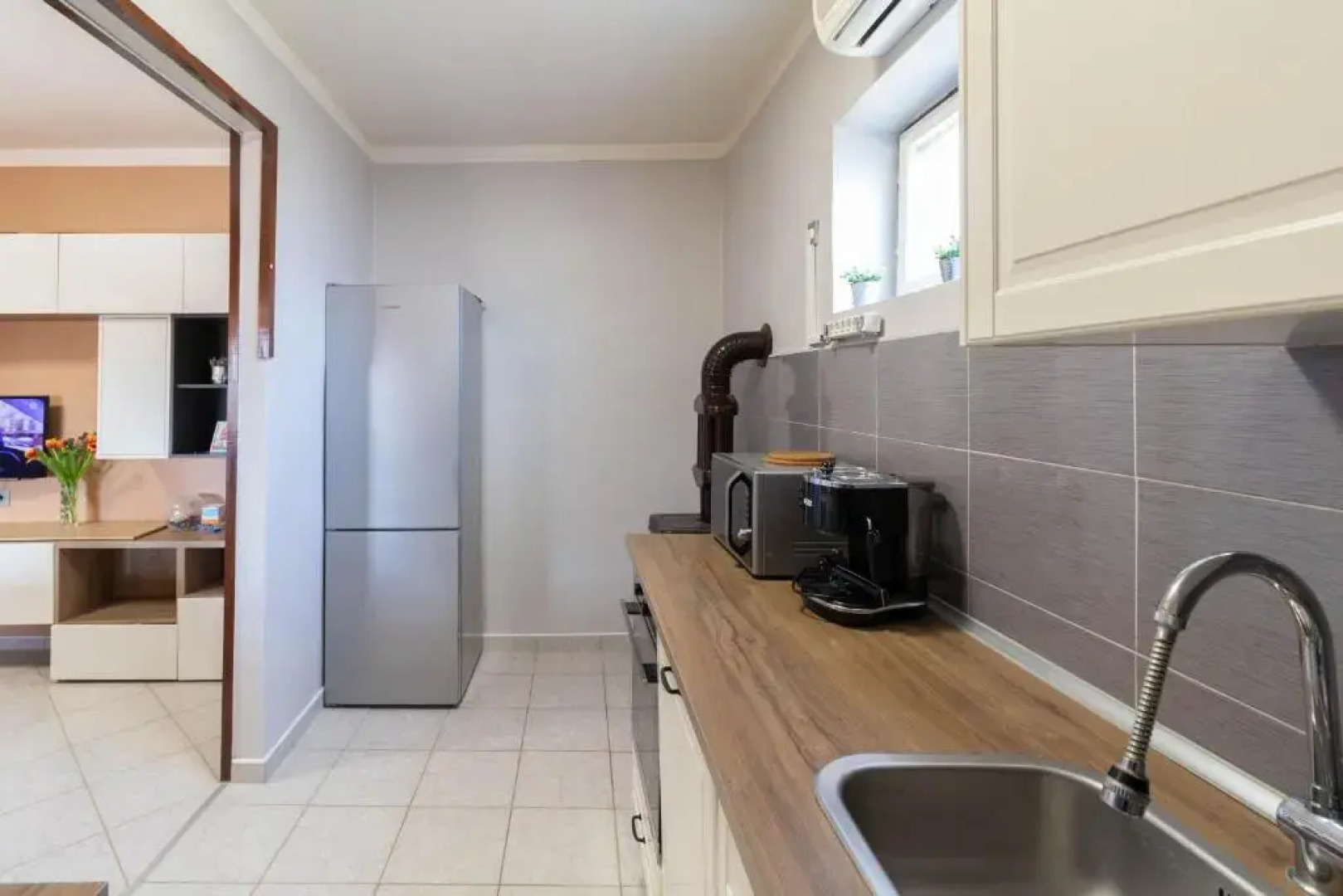 House Jasmin large garden, near Nin