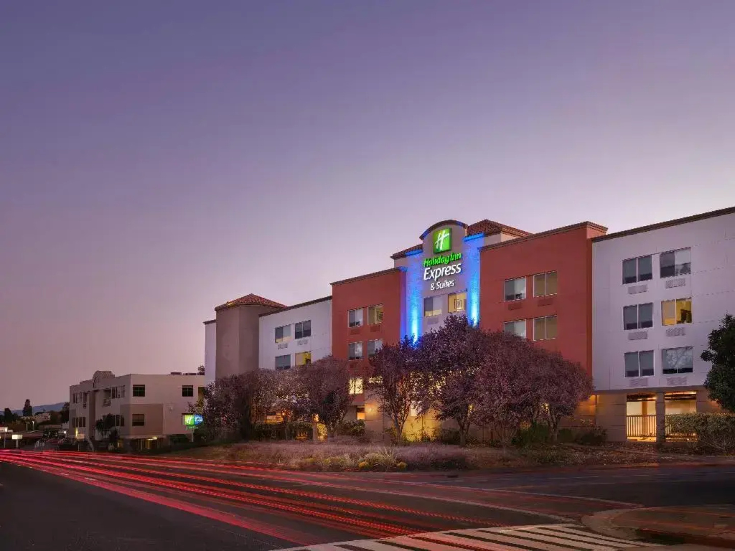 Holiday Inn Express Suites Belmont by IHG