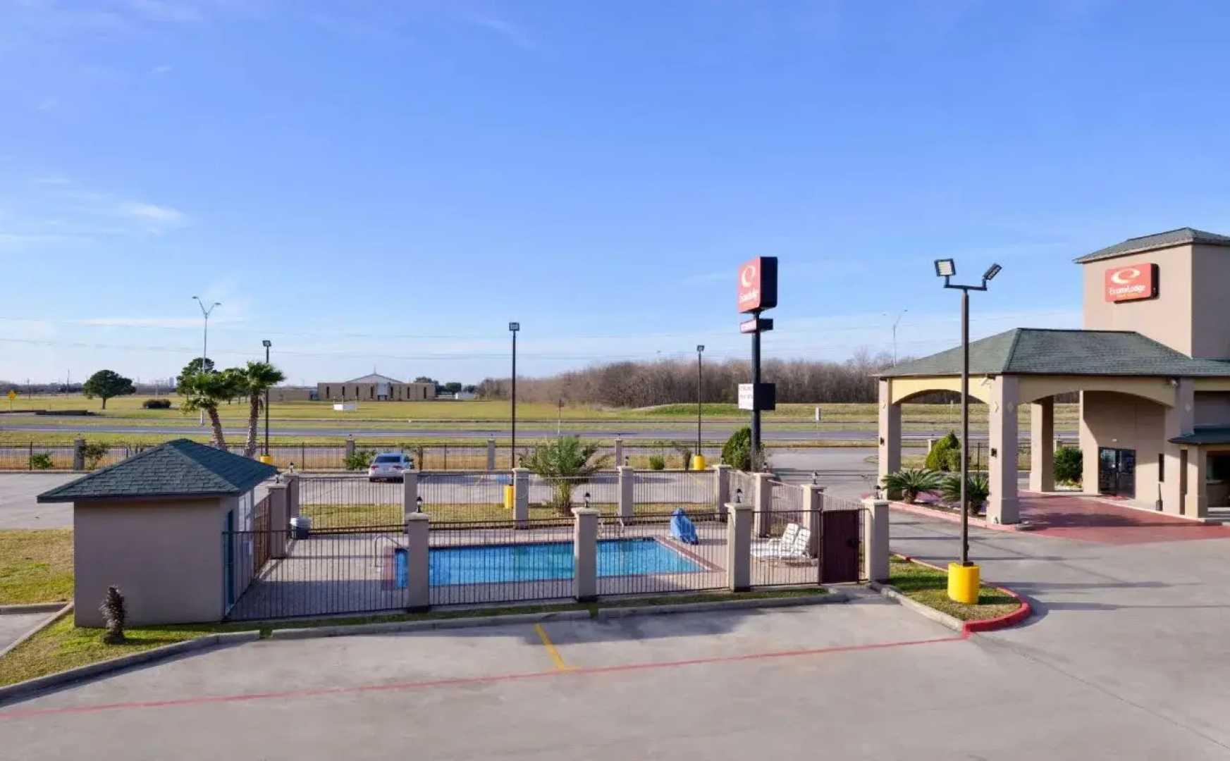 Econo Lodge & Suites