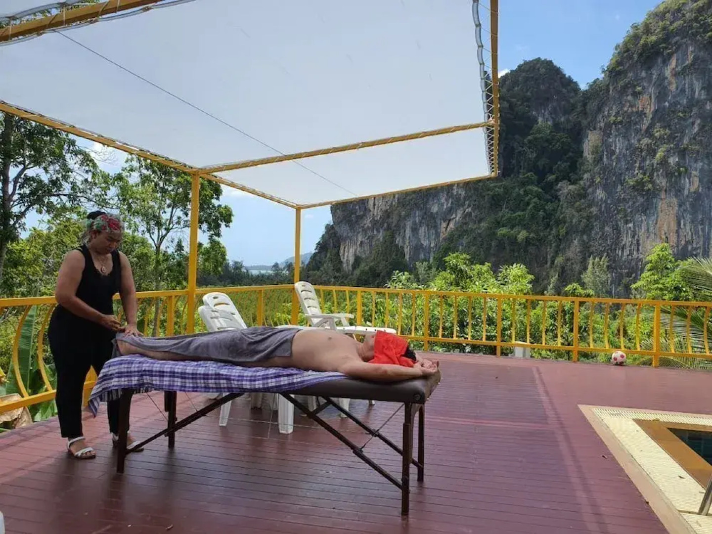 Barefeet Heaven Hill Naturist Resort