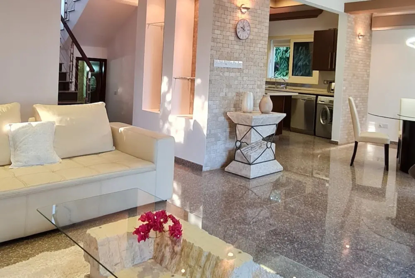 Stunning 5-bed Beach Front Villa, Private Beach