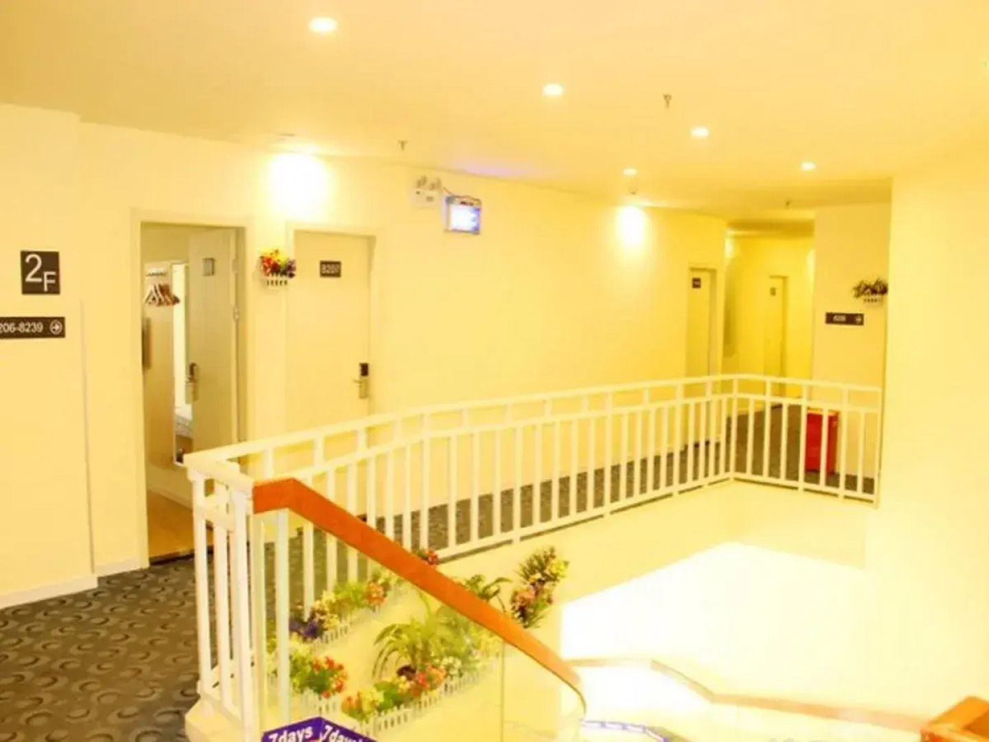 7Days Inn Wuhan Guanggu Walking Street Baoli Garden Branch