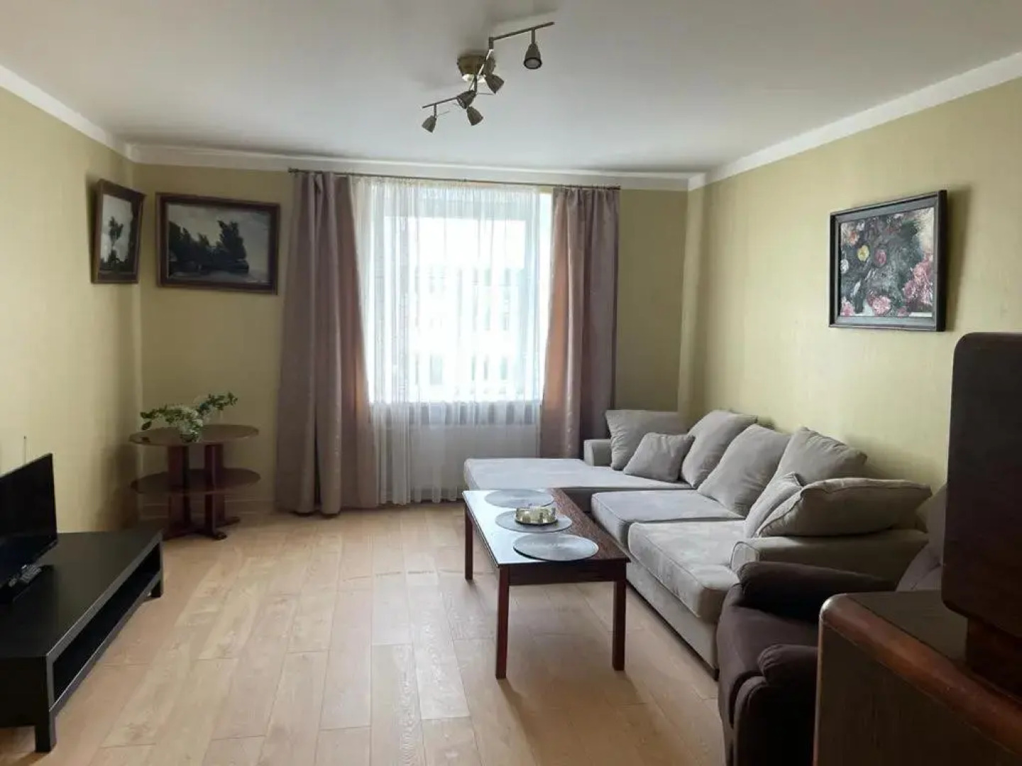 Spacious 3 bedroom apartment in great location