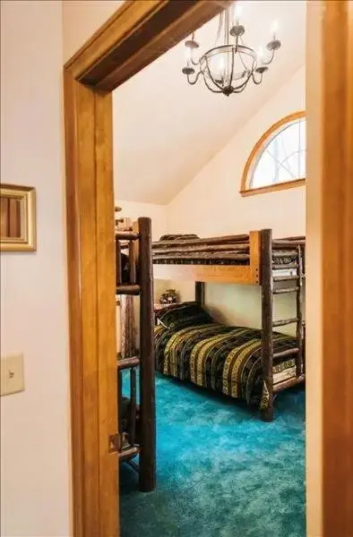 Charming Woodsy Hideaway 3 Bedroom Home by Redawning