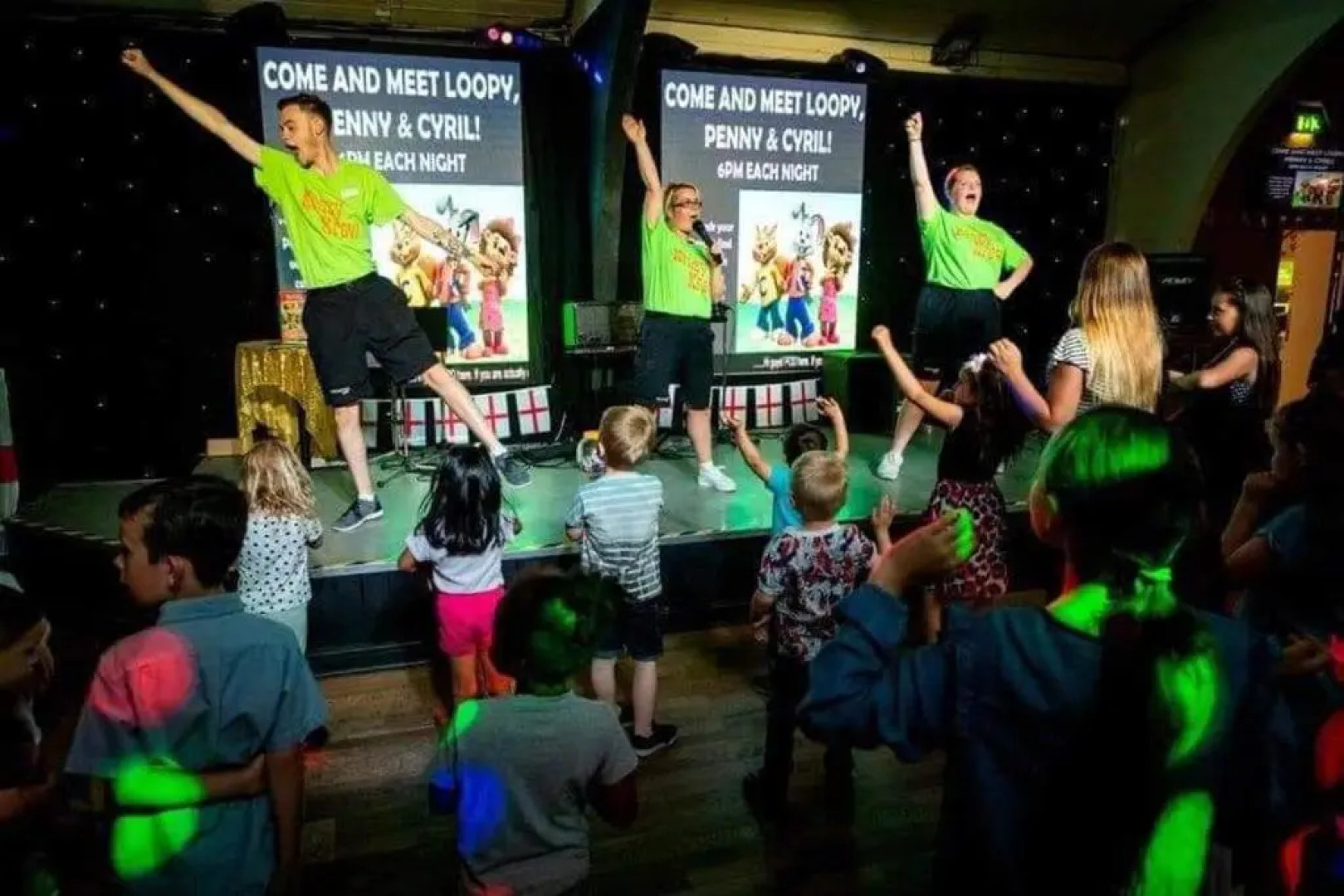 Lodge - Sleeps 8 - Parking, Wifi,