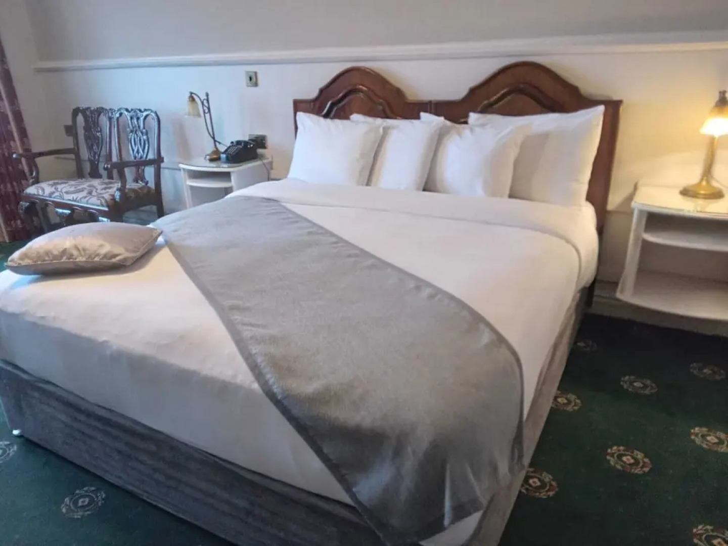 Lakeside Manor Hotel