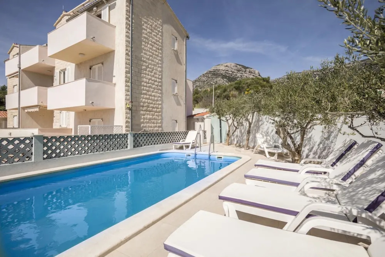 Bol Apartments Gospojica