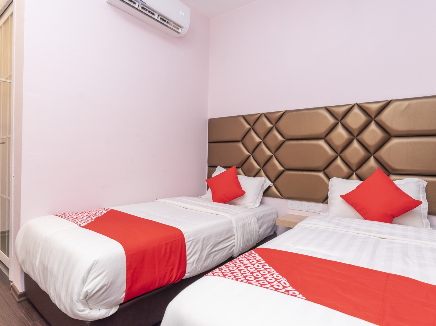 OYO 89423 Zenz Hotel