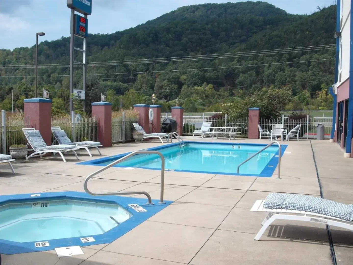 Holiday Inn Express Erwin I-181/i-26