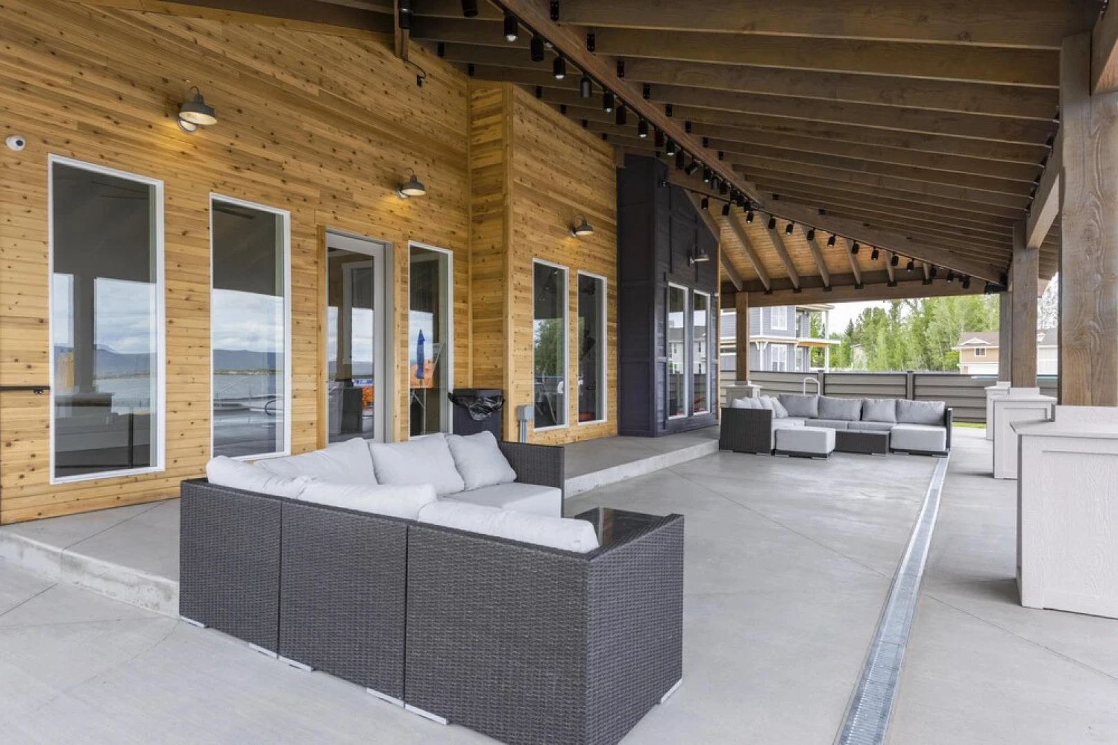 Beautiful Modern Lakefront Home - Private Beach Access, Clubhouse, Pool, & Hot Tub