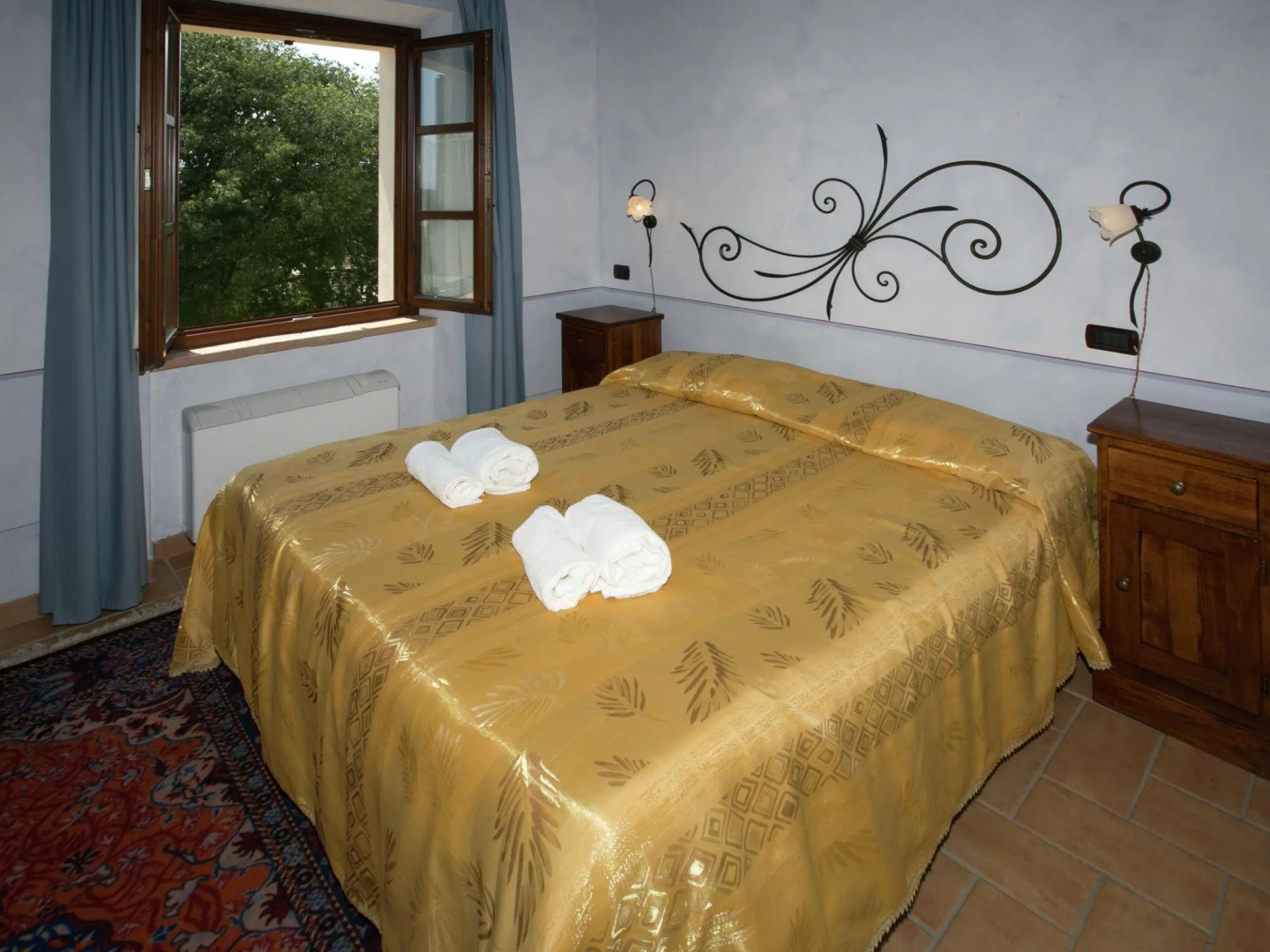 Luxury, modern apartment with pool and stunning views, 1 hour from Rome