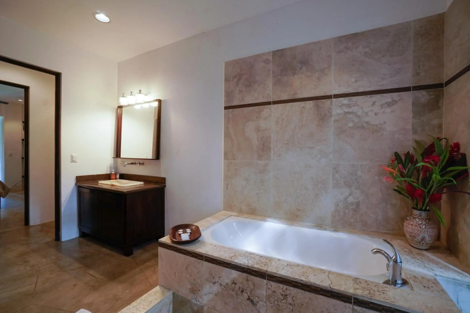 Makara Mono Suite / 2nd Floor