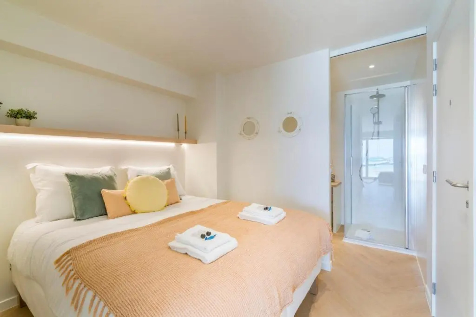 Moderne Studio Met Fantastisch Frontaal Zeezicht