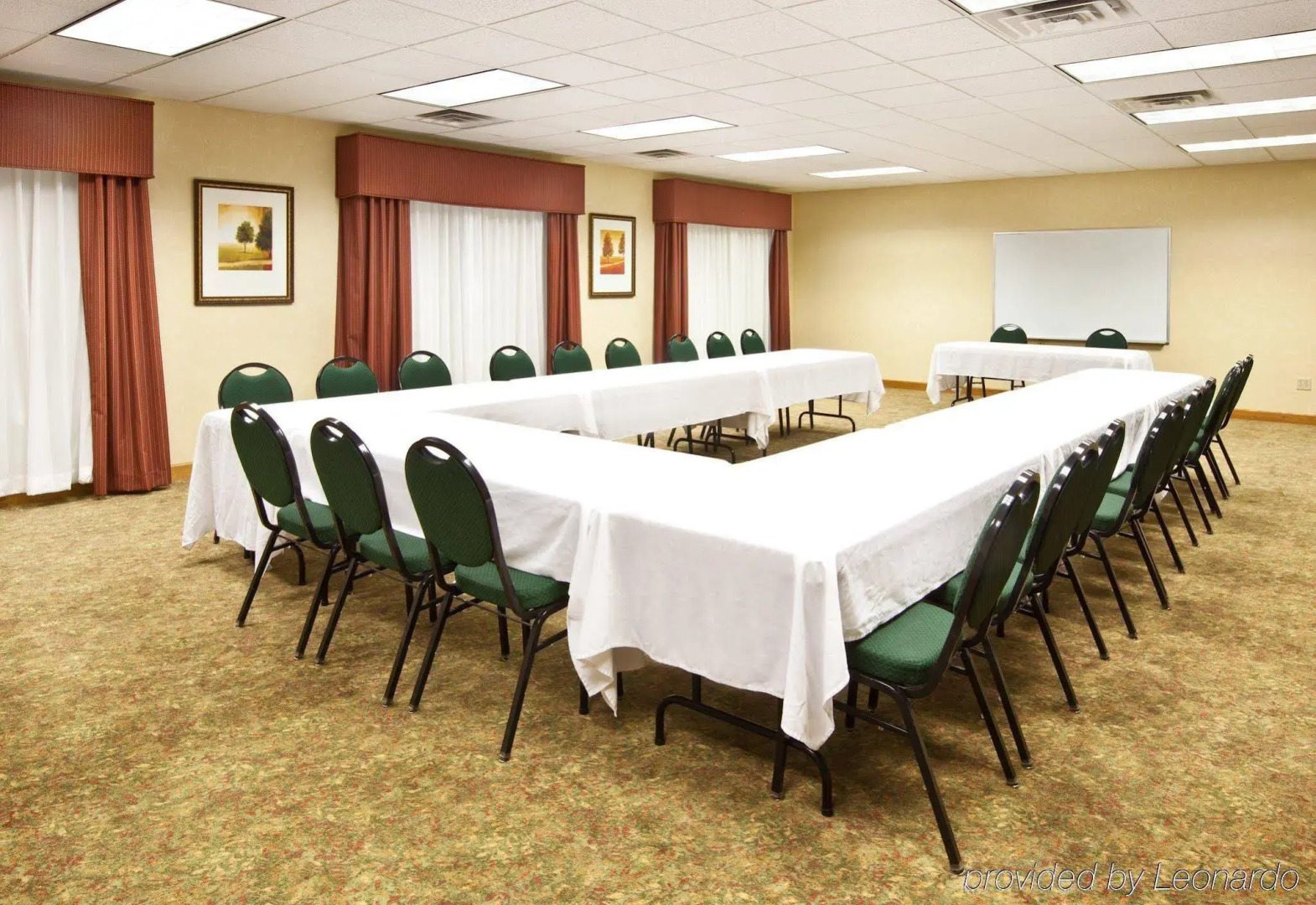 Holiday Inn Express & Suites Omaha - 120th and Maple by IHG