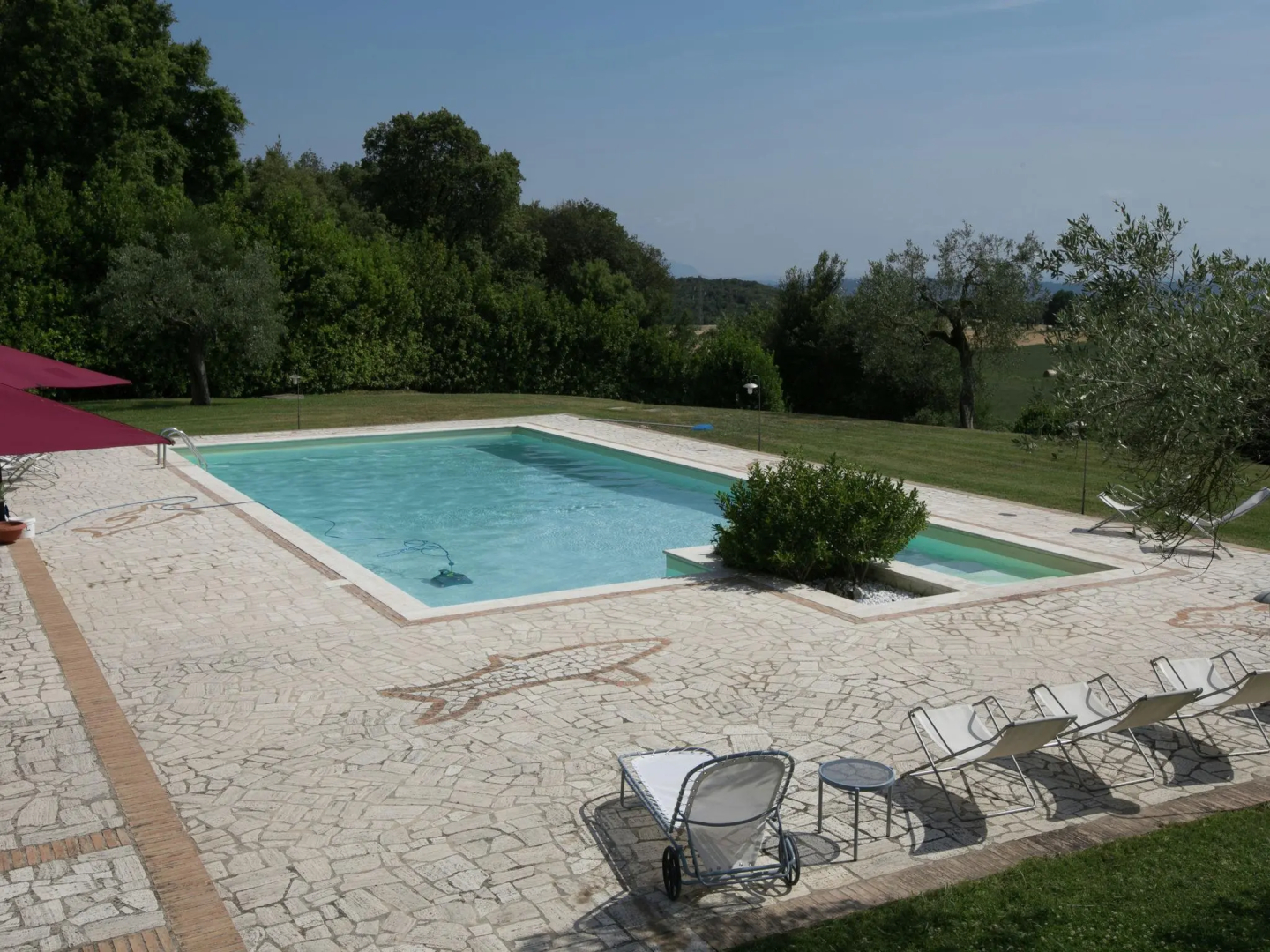 Luxury, modern apartment with pool and stunning views, 1 hour from Rome
