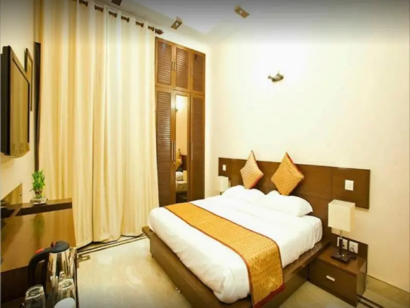 Evergreen Suites Defence Colony