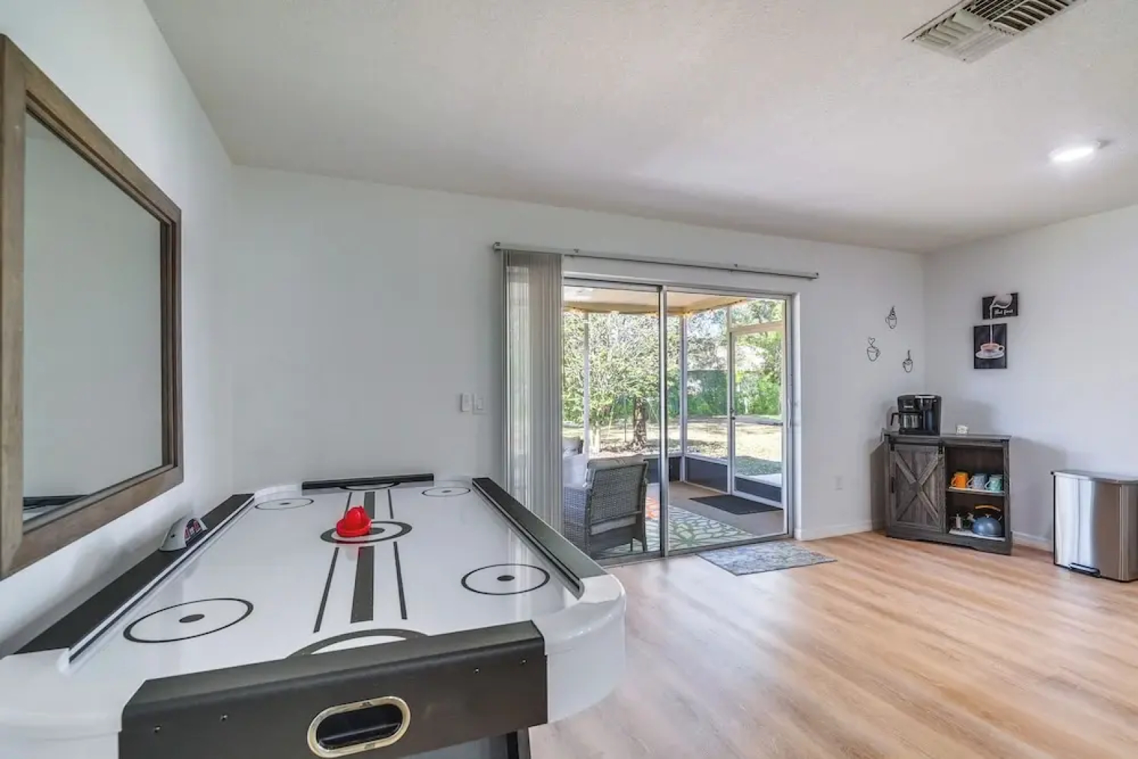 Home w/ Screened Porch, Near Weeki Wachee Springs!