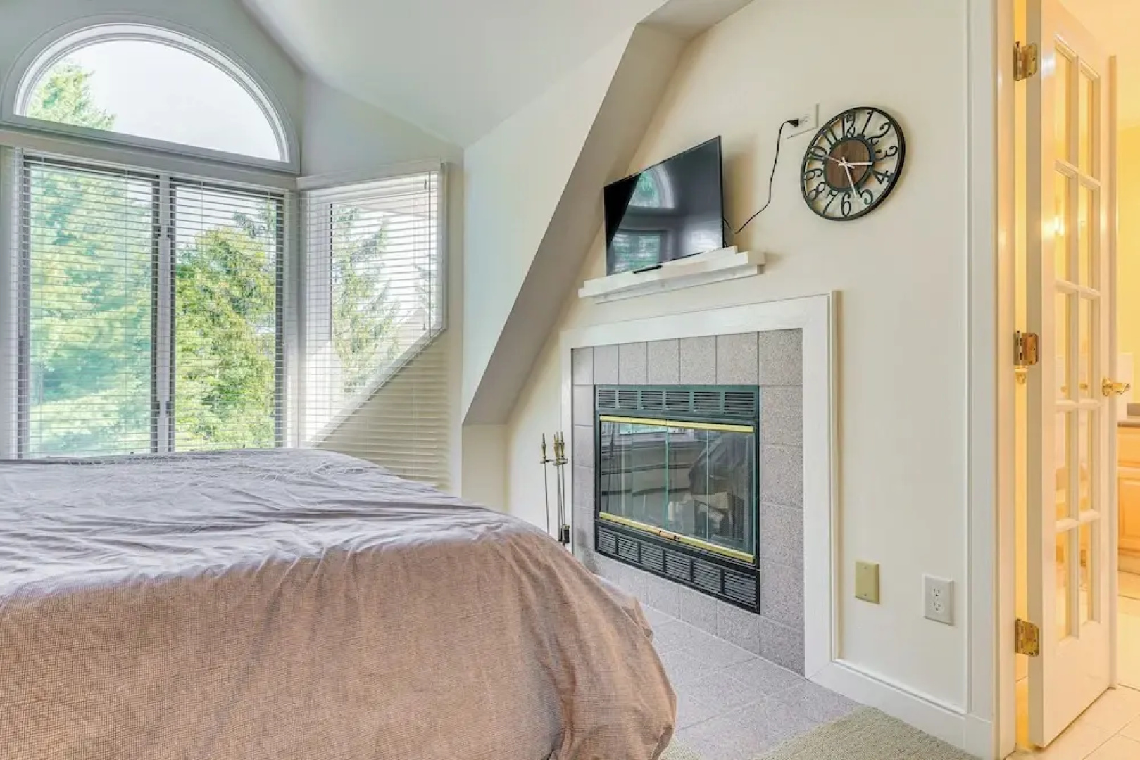 Walk to Ski Lift: Spacious Condo in West Dover!