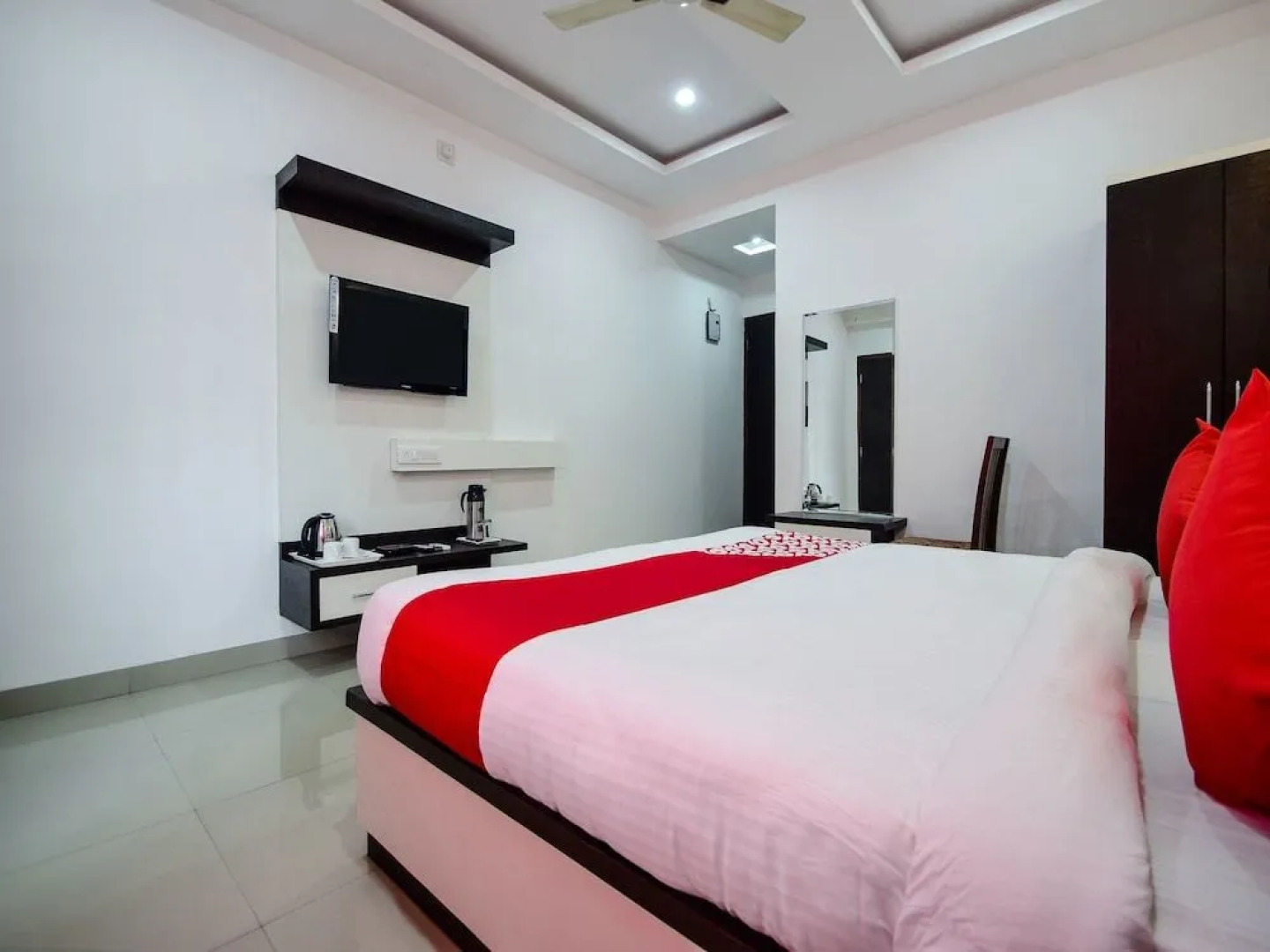 OYO 18262 Hotel White Tulip