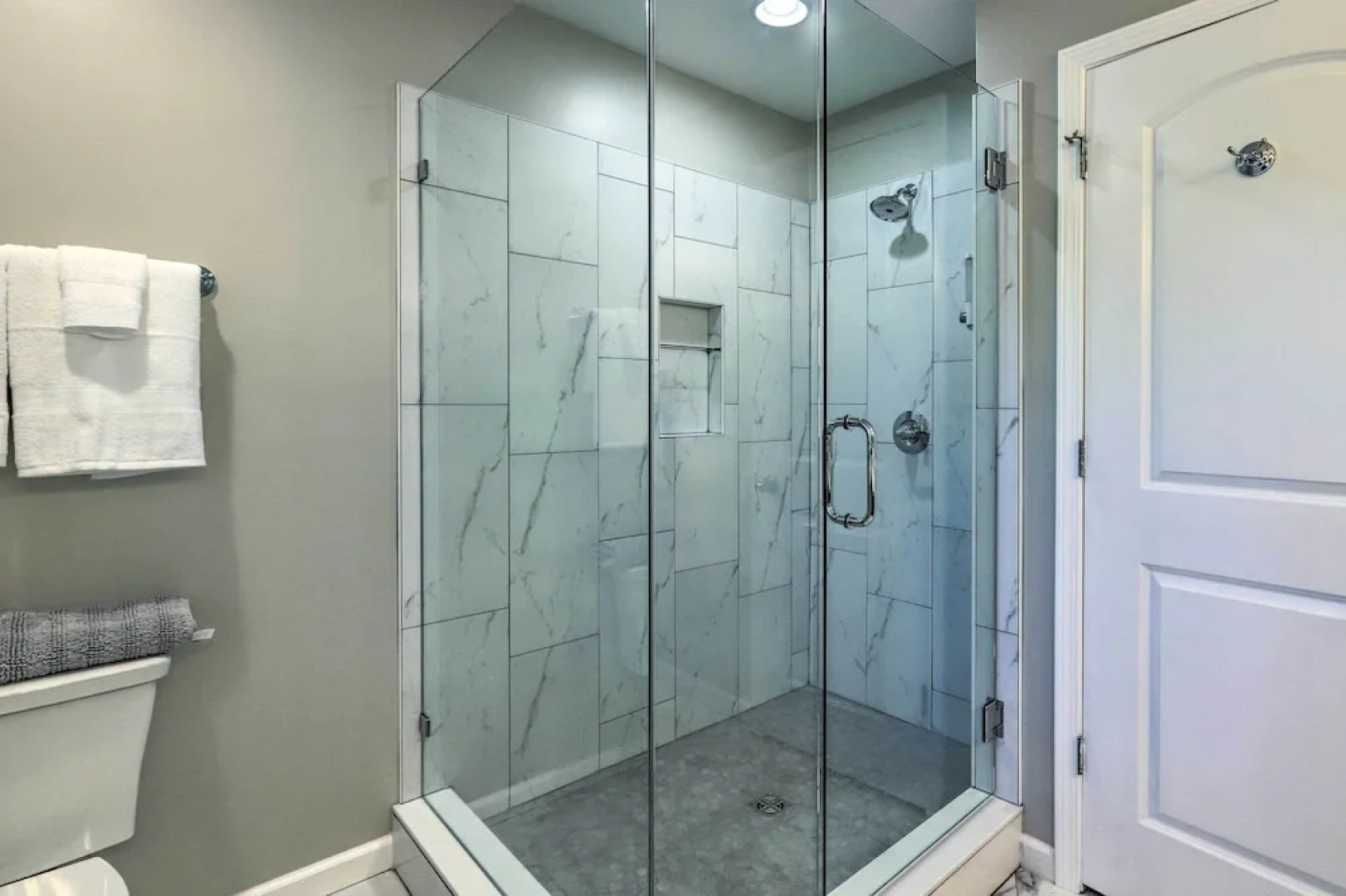 Chic Lake Sinclair Retreat With Dock & Hot Tub!