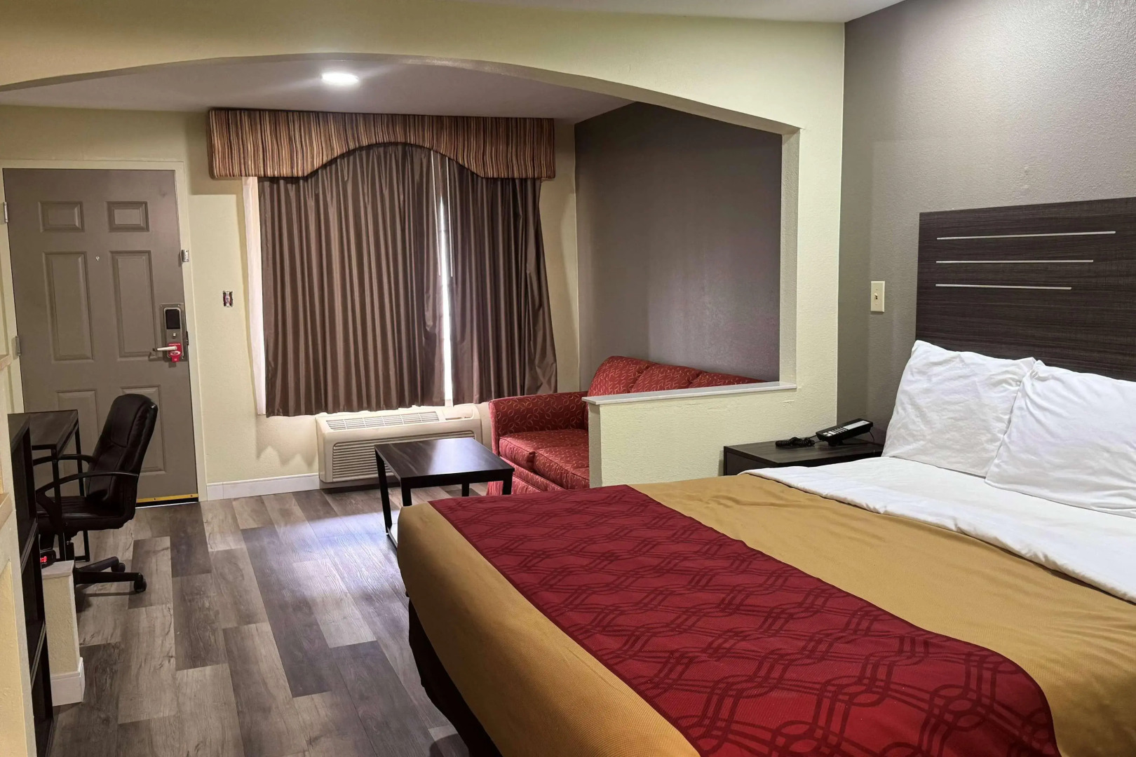 Super 8 by Wyndham Jackson MS Near the Fairgrounds