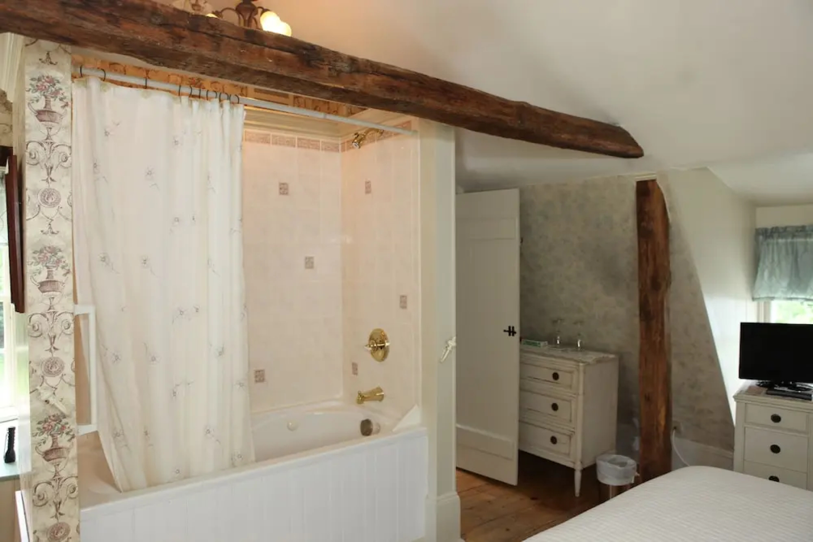 The Deacon & James Pharmacy B&B