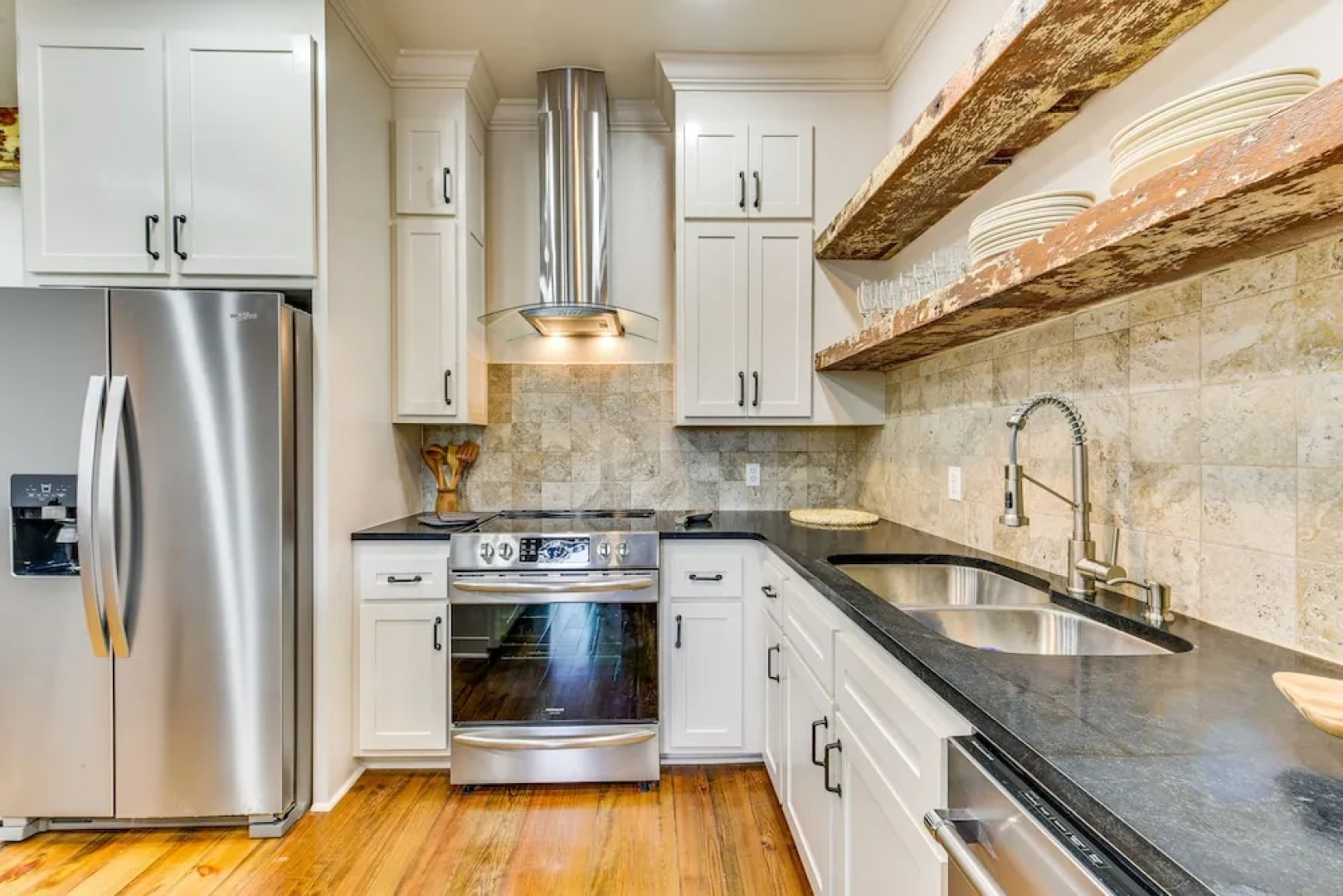 Charming Louisiana Getaway w/ Furnished Balcony!