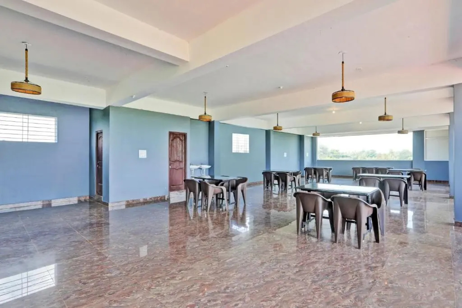 Flagship 93452 The Runway Inn Resort