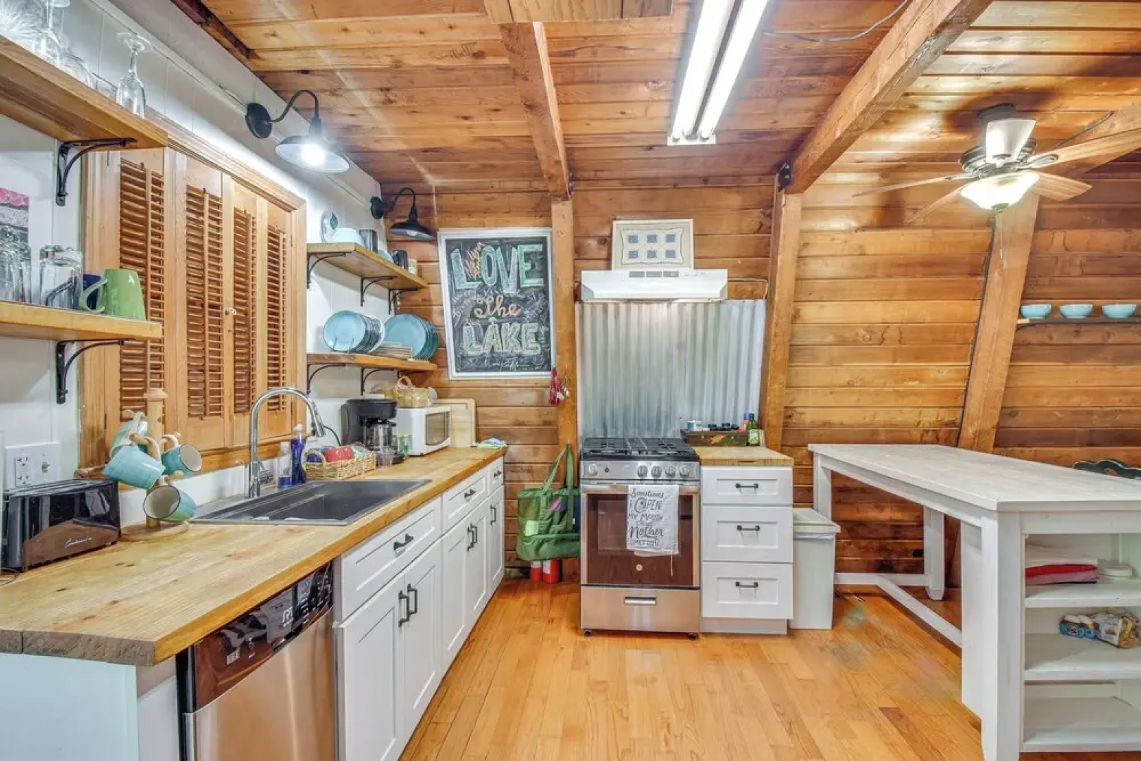 Pet-friendly Lavonia Cabin, Walk to Lake Hartwell!