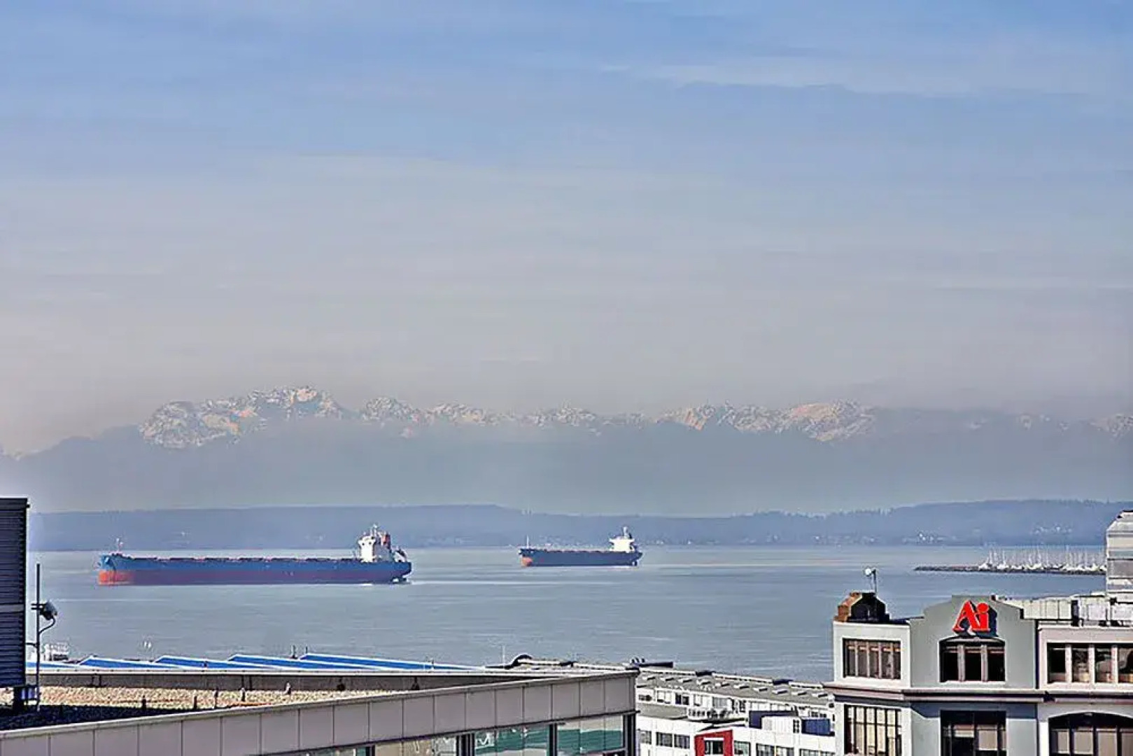 Waterfront Modern Studio Rooftop Views