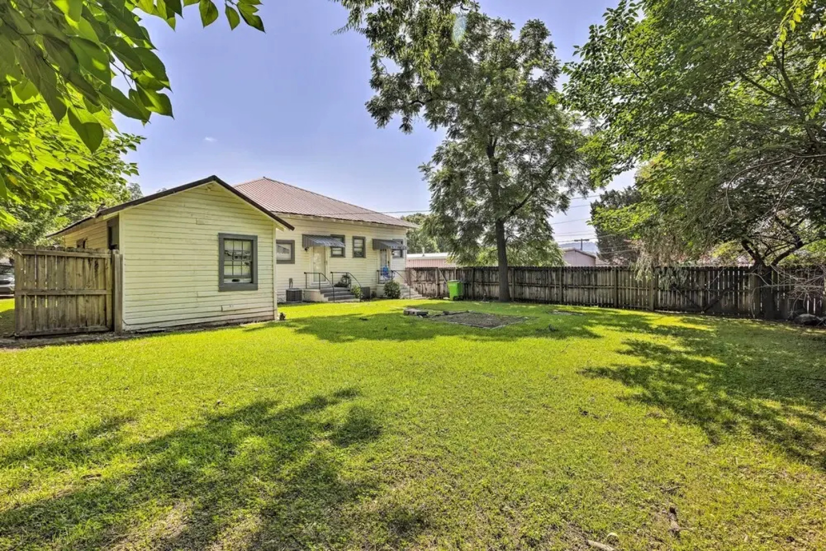 Quaint Leeds Studio w/ Yard ~ 18 Mi to Birmingham!