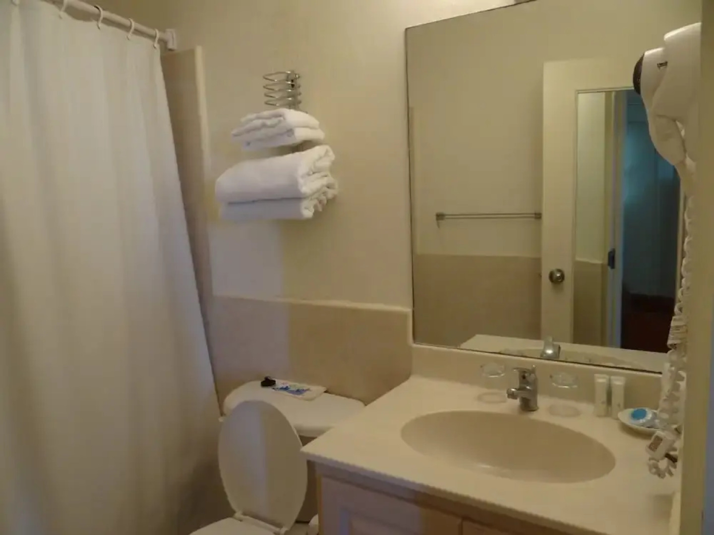 Tropical Winds Apartment Hotel