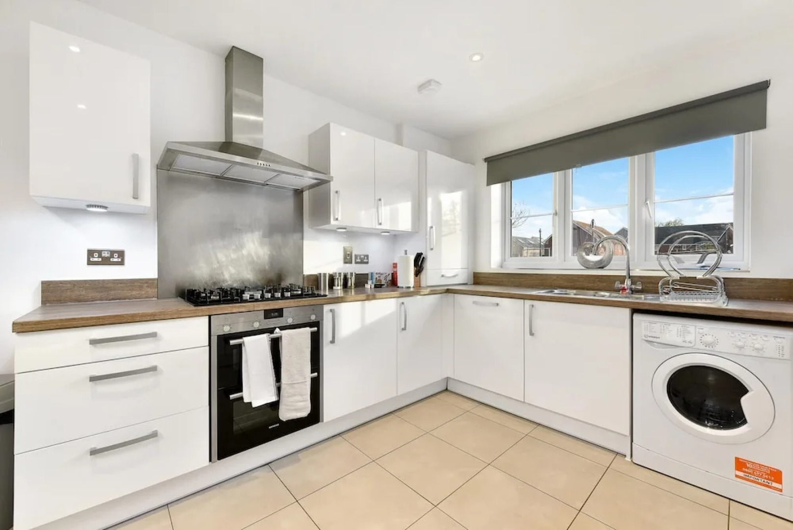 London Heathrow Living Serviced House 4 Bedrooms, 2.5 Bathrooms Up to 9 Beds