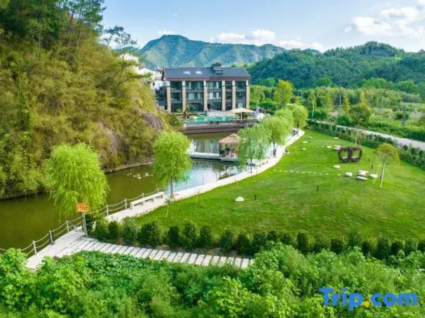 DI HU YUE SHE light luxury hotel