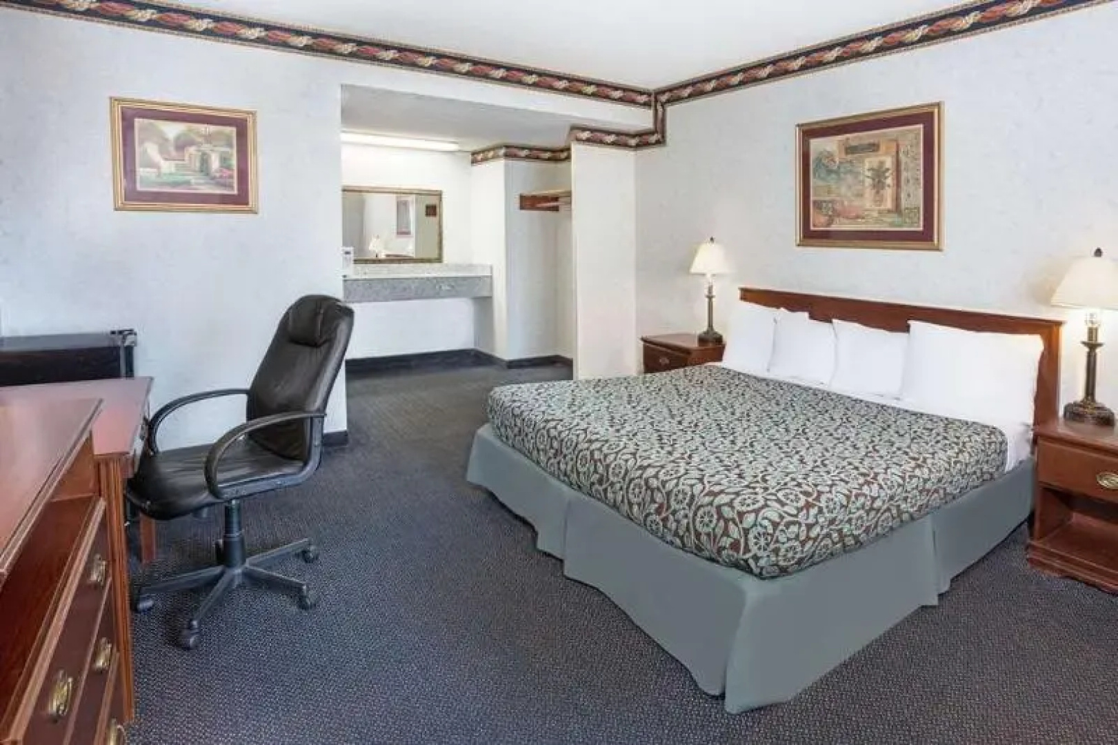 Days Inn By Wyndham Costa Mesa Newport Beach