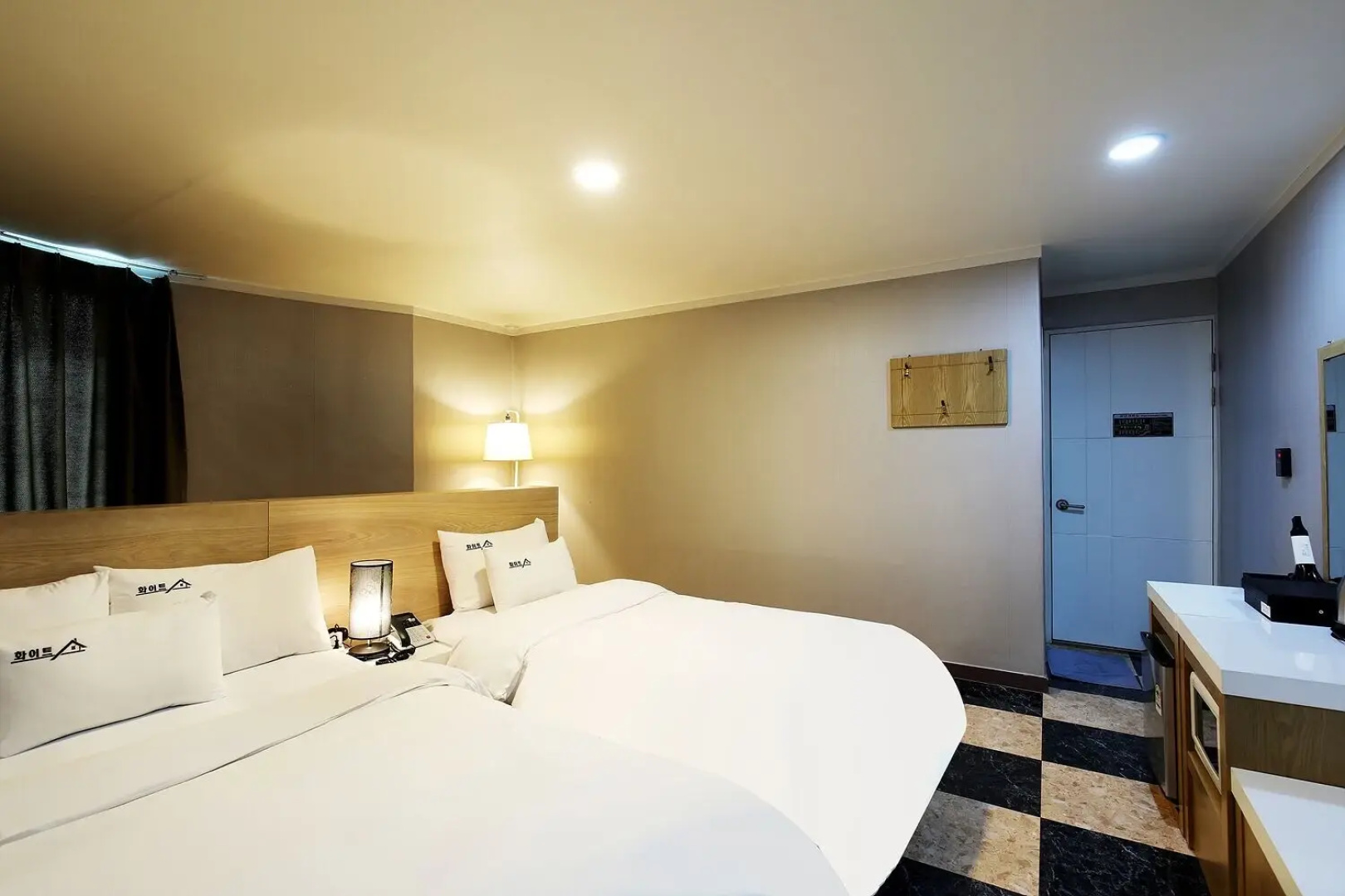 White Tourist Hotel