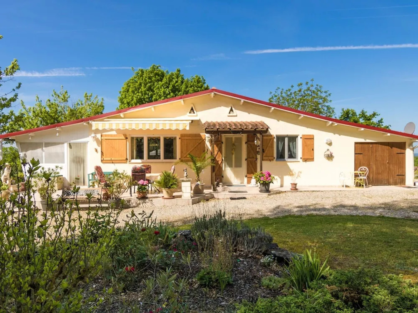 Sunlit Bungalow With Private Pool in Nadaillac-de-rouge