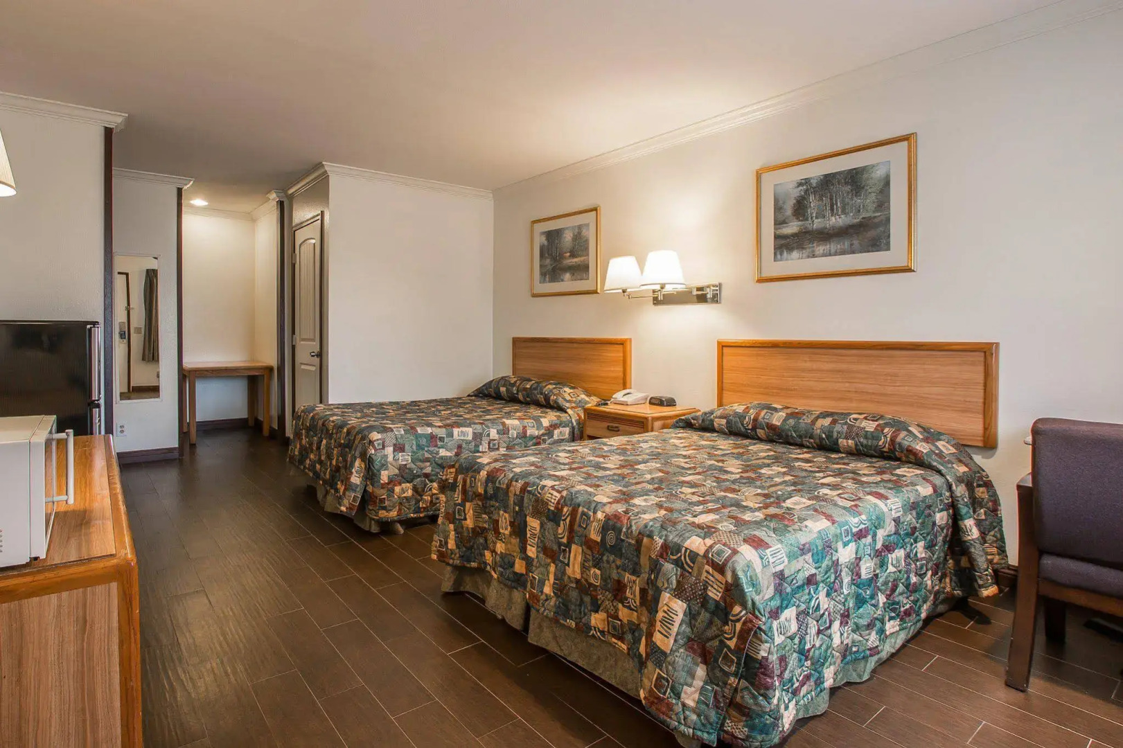 Palm Inn Hotel near Tyler Mall Riverside