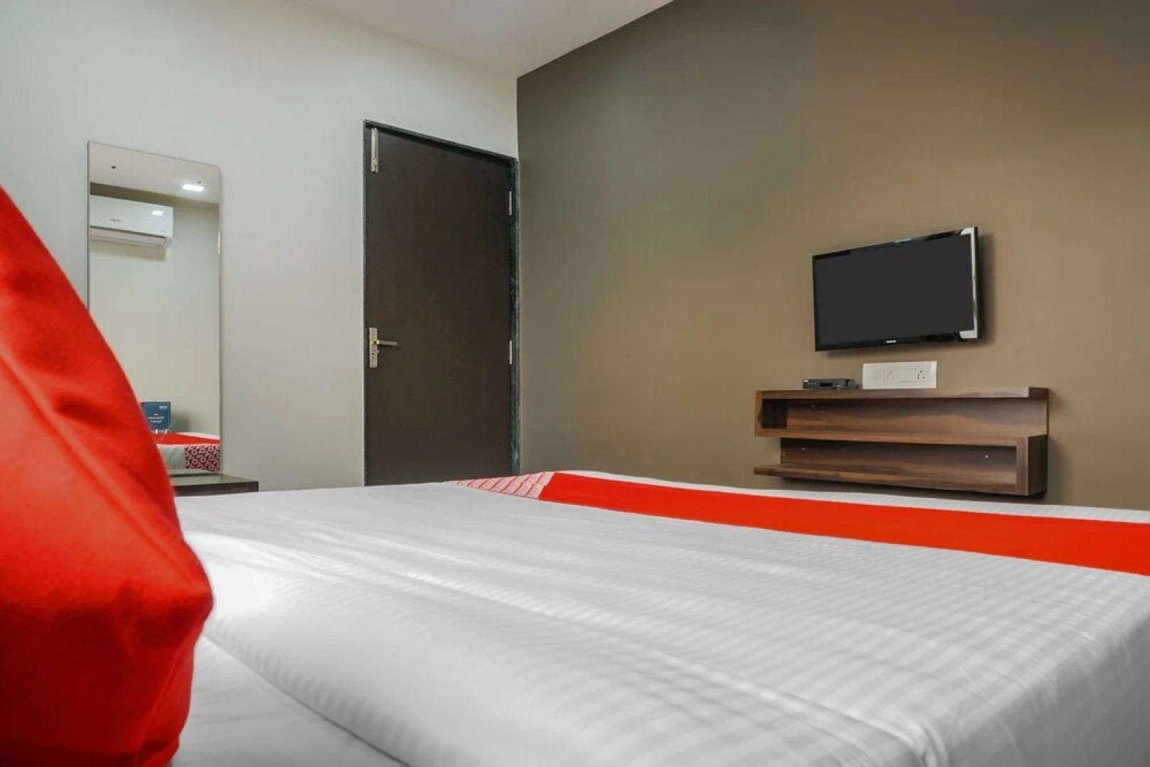 OYO 18815 Bhushan Residency